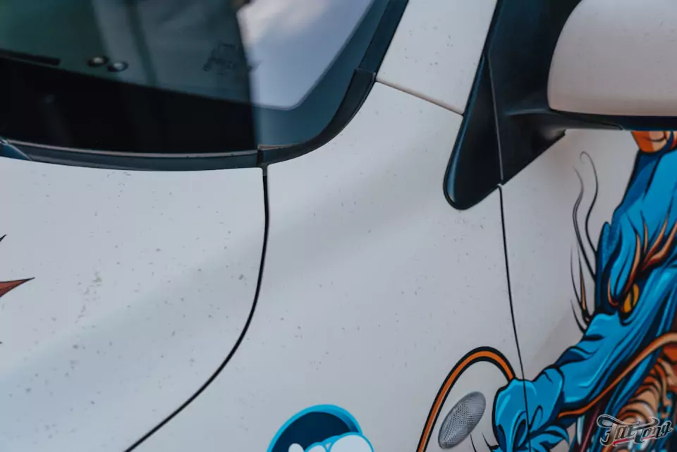 Демонтаж старой пленки и оклейка в винилографию Toyota RAV4. Вторая жизнь — новое лицо.